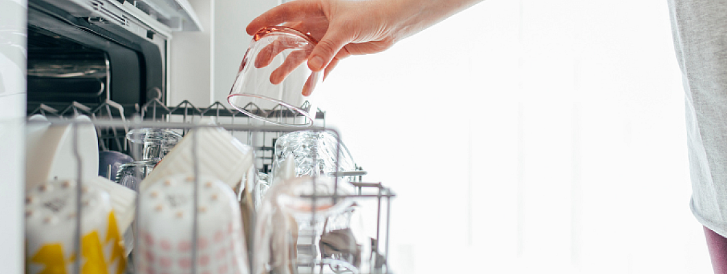 Istoria mașinii de spălat vase: de la invenția anului 1886 până la tehnologia inteligentă de astăzi