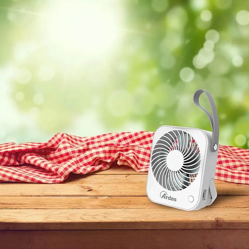 Mini Ventilator de Masă – Mini Ventilator Portabil cu Baterie și Priză USB – Mâner din Piele Ecologică – Ventilator Personal cu Înclinare Reglabilă și 4 Pale – Diametru 10 cm - Studiocasa.ro