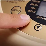 Masina de facut paine Studio Casa, Old Bakery, 800 W, 12 programe, Program Gluten free, Program pentru gemuri,1250 g, Afisaj LCD, Crem - Studiocasa.ro