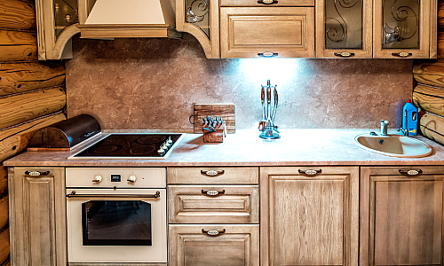 Bucătarie rustică: Caracteristici, cromatică si idei de amenajare