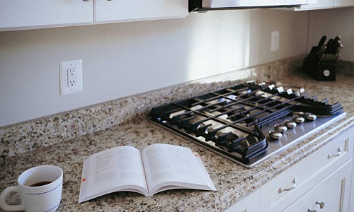 Cum se montează o plită incorporabilă și care sunt criteriile de a alege modelul preferat