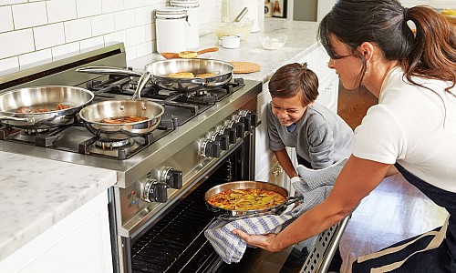 De ce aragazul scoate fum? TOP cauze + Tips & Tricks pentru curățarea sa eficientă!