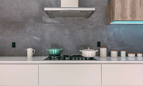 Alegerea și montarea hotei + 5 întrebări pe care să le pui atunci când alegi hota IDEALĂ pentru bucătăria ta