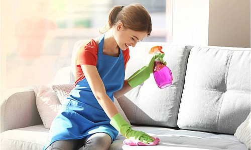Curățarea canapelei în funcție de material și tipul de pete. Sfaturi pentru o igienizare eficientă