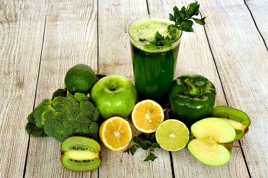smoothie verde din legume si fructe verzi